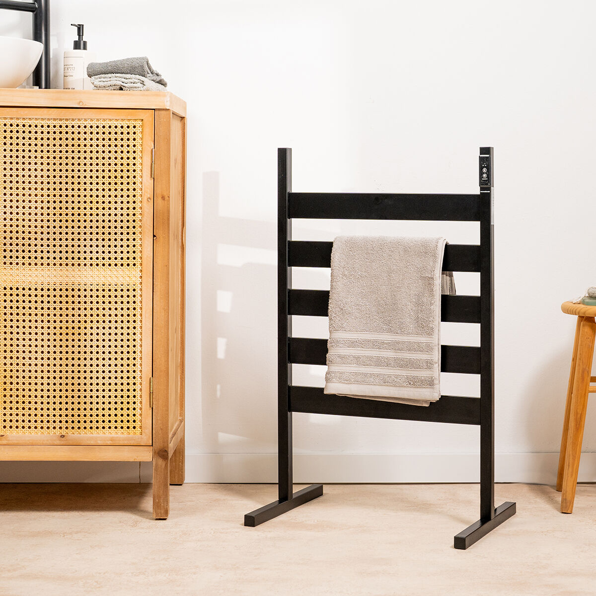 Toallero Eléctrico de Pie o Pared Towarck InnovaGoods 5 Barras - Imagen 3
