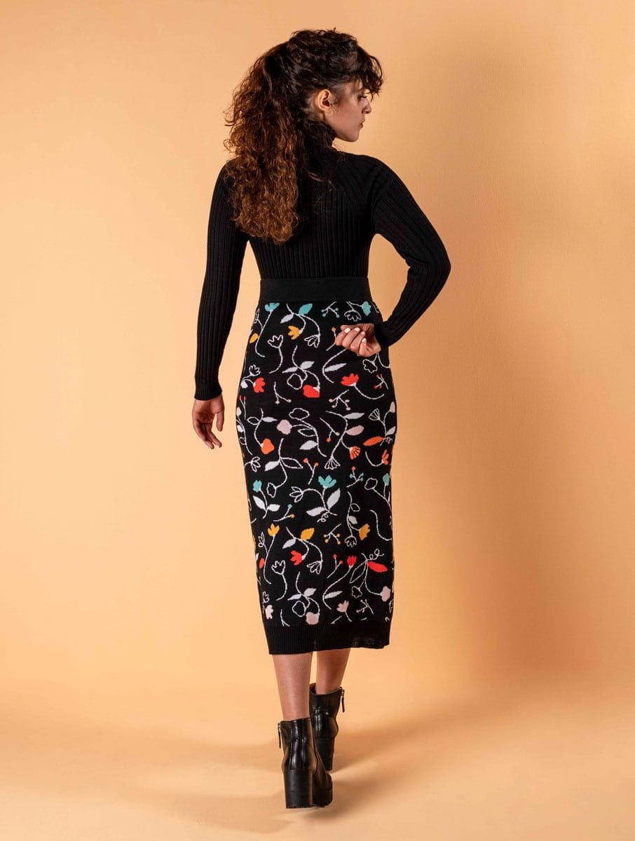 Falda de lana de color negro con flores