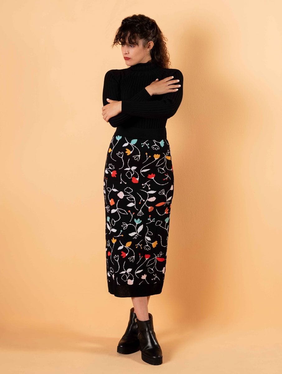 Falda de lana de color negro con flores - Imagen 2