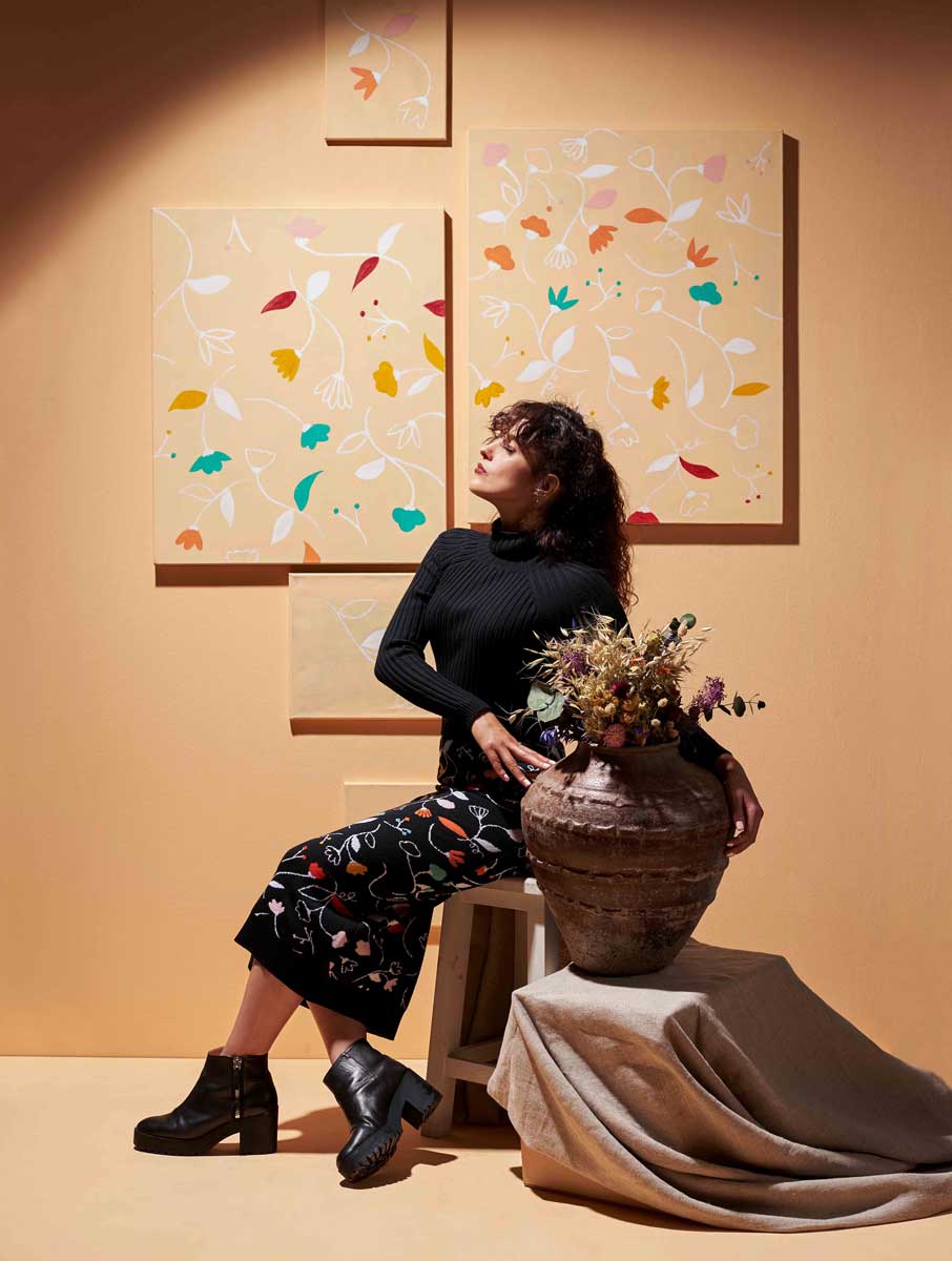 Falda de lana de color negro con flores - Imagen 3