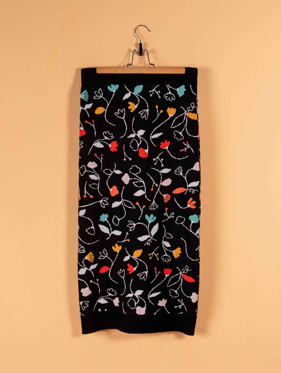 Falda de lana de color negro con flores - Imagen 4